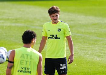 ألفاريز يغير دفته إلى الدوري الإنجليزي بعد فشل حلم برشلونة