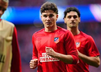 القصة الكاملة وراء غضب أتلتيكو مدريد من برشلونة بسبب ألفاريز
