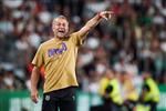 "كيف يفعل ذلك؟".. هانز فليك يثير غضب لاعب برشلونة