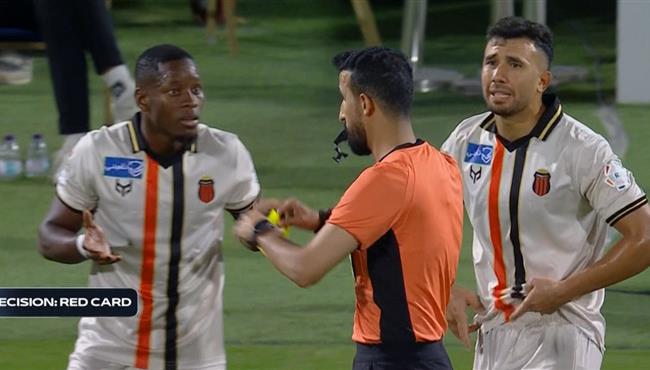 طرد لاعب الرياض امام الشباب ورد فعل تريزيجيه