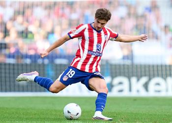 شيرر ينصح آرسنال باستغلال حرب برشلونة وأتلتيكو مدريد حول ألفاريز