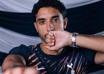 محللو شبكة عالمية عمر مرموش سيطيح بأحد لاعبي توتنهام