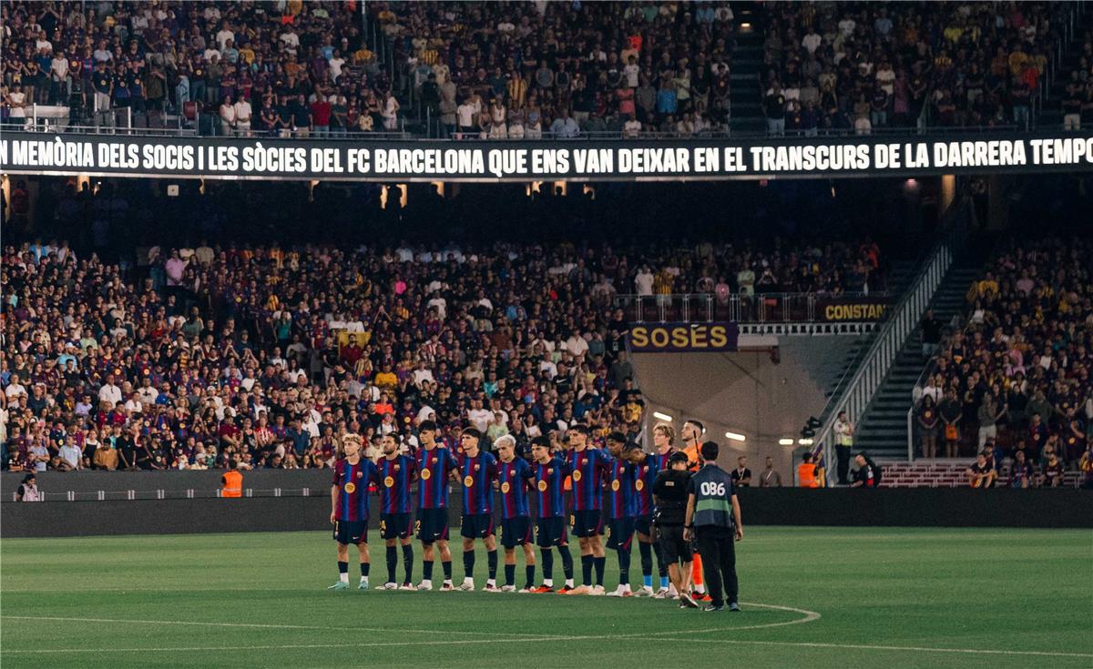 آرسنال يدرس التعاقد مع لاعب برشلونة السابق 