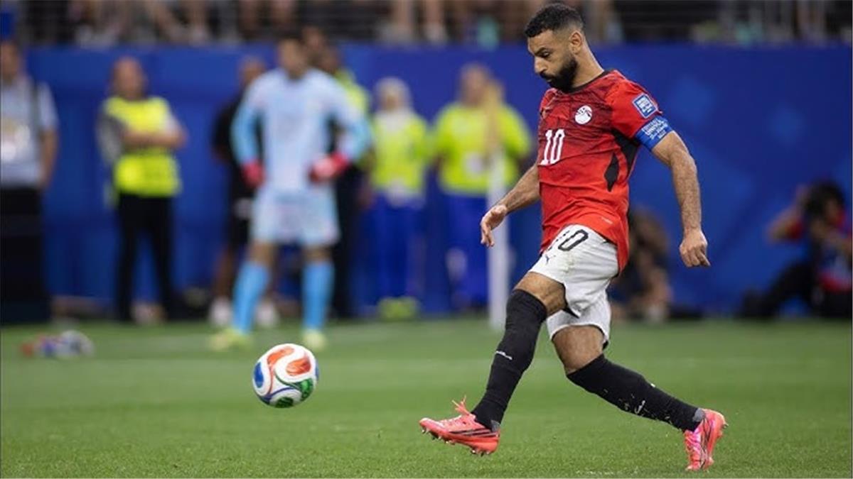 صحيفة تركية تتغنى بمحمد صلاح بعد اقترابه من طرابزون: مصدر إلهام للمصريين ومن أساطير البريميرليج 