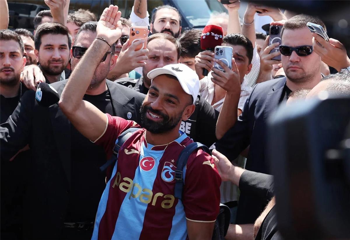 فيديو | محمد صلاح يتفاعل مع جماهير طرابزون سبور عقب وصوله إلى إسطنبول