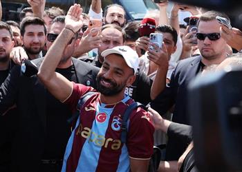 فيديو محمد صلاح يتفاعل مع جماهير طرابزون سبور عقب وصوله إلى إسطنبول