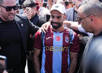 فيديو طرابزون سبور يطبع قمصان محمد صلاح والكشف عن رقمه مع الفريق