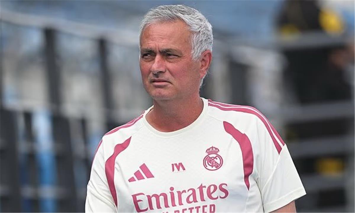 مورينيو يحل الأزمة.. صفقة ريال مدريد الجديدة بديل عدم التعاقد مع رودري 