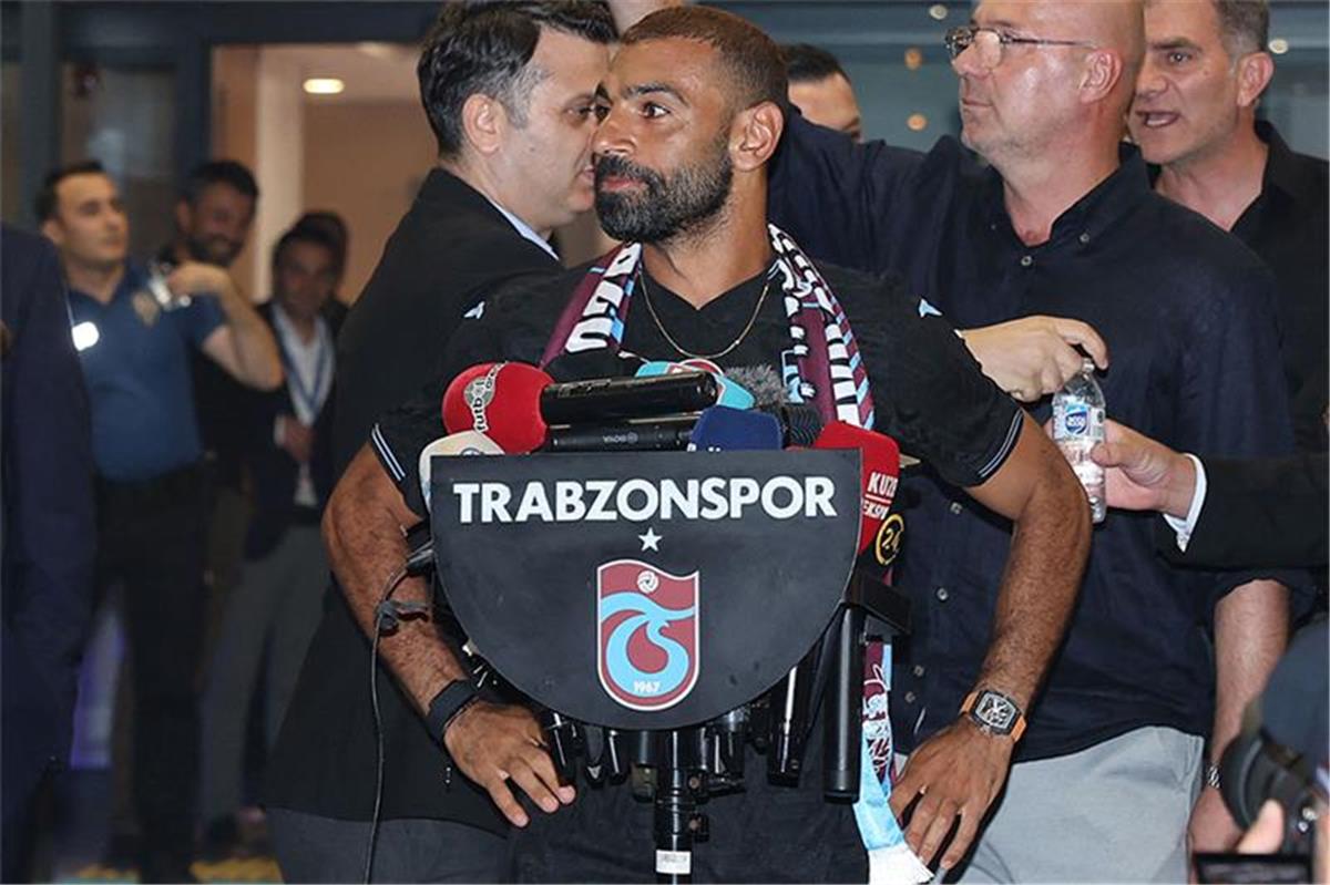 نجم طرابزون السابق يدعم محمد صلاح: تعامل باحترافية.. وأتمنى له التوفيق 