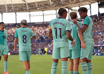 لاعب برشلونة يغادر مباراة ليفانتي م صاب ا