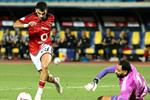 فيديو | الأهلي يتصدر جدول الدوري مؤقتًا بثنائية زيزو والشحات أمام أبو قير للأسمدة 
