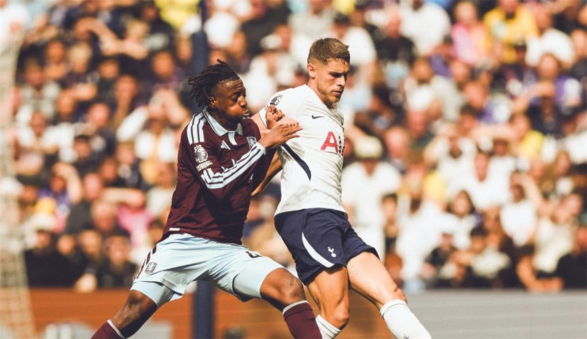 لاعب توتنهام يغادر مواجهة أستون فيلا مصابًا