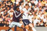 لاعب توتنهام يغادر مواجهة أستون فيلا مصابًا