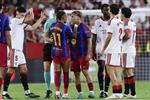 لاعب برشلونة يغادر مصابًا أمام إشبيلية