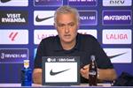 فيديو | تصرف مثير للجدل من مورينيو خلال المؤتمر الصحفي بعد الخسارة أمام أتلتيكو مدريد