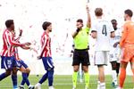 آس: لجنة الحكام اعترفت بضرورة طرد لاعب أتلتيكو مدريد أمام ريال مدريد