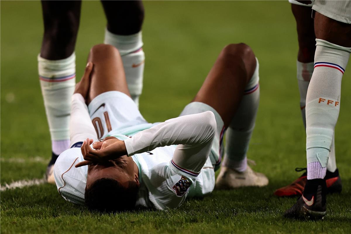 فيديو | مبابي يغادر مباراة فرنسا وتركيا للإصابة