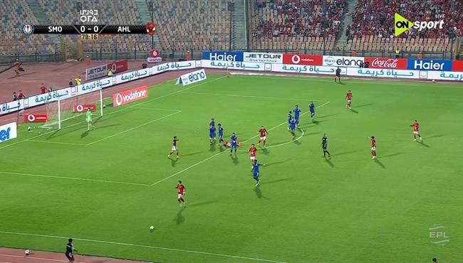 لاعبو الاهلي يطالبون بركلة جزاء امام سموحة في الدوري المصري