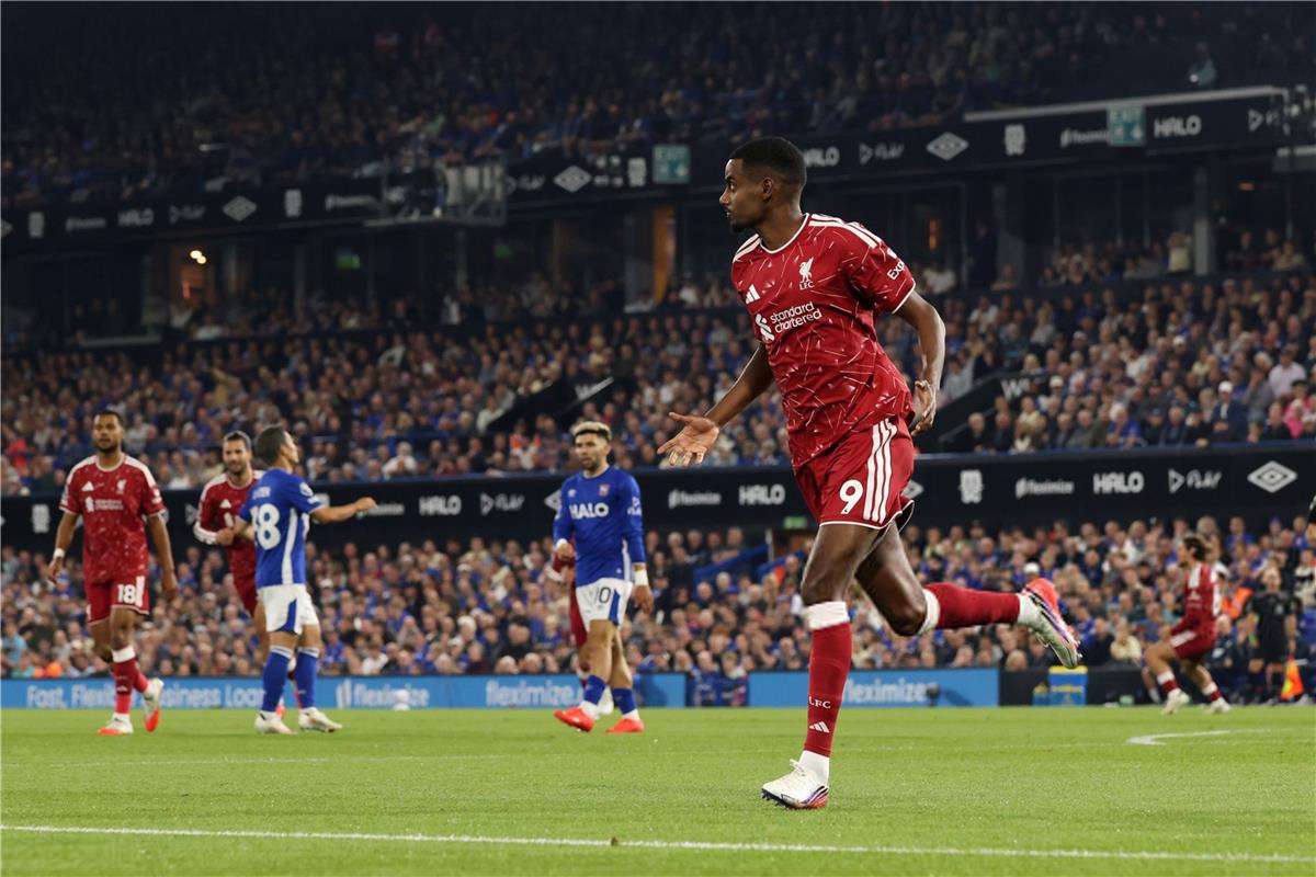 إيزاك يقود ليفربول لفوزه الأول في الدوري الإنجليزي بثنائية أمام إيبسويتش تاون