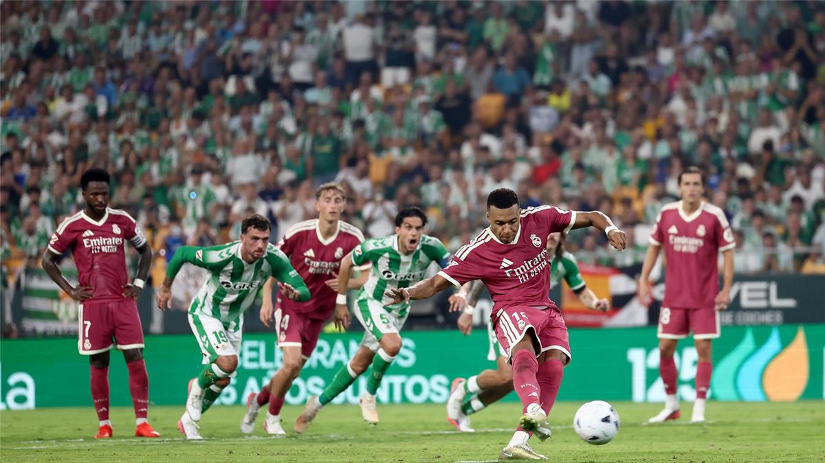 فيديو | في الوقت القاتل.. مبابي يهدر ضربة جزاء لـ ريال مدريد أمام ريال بيتيس