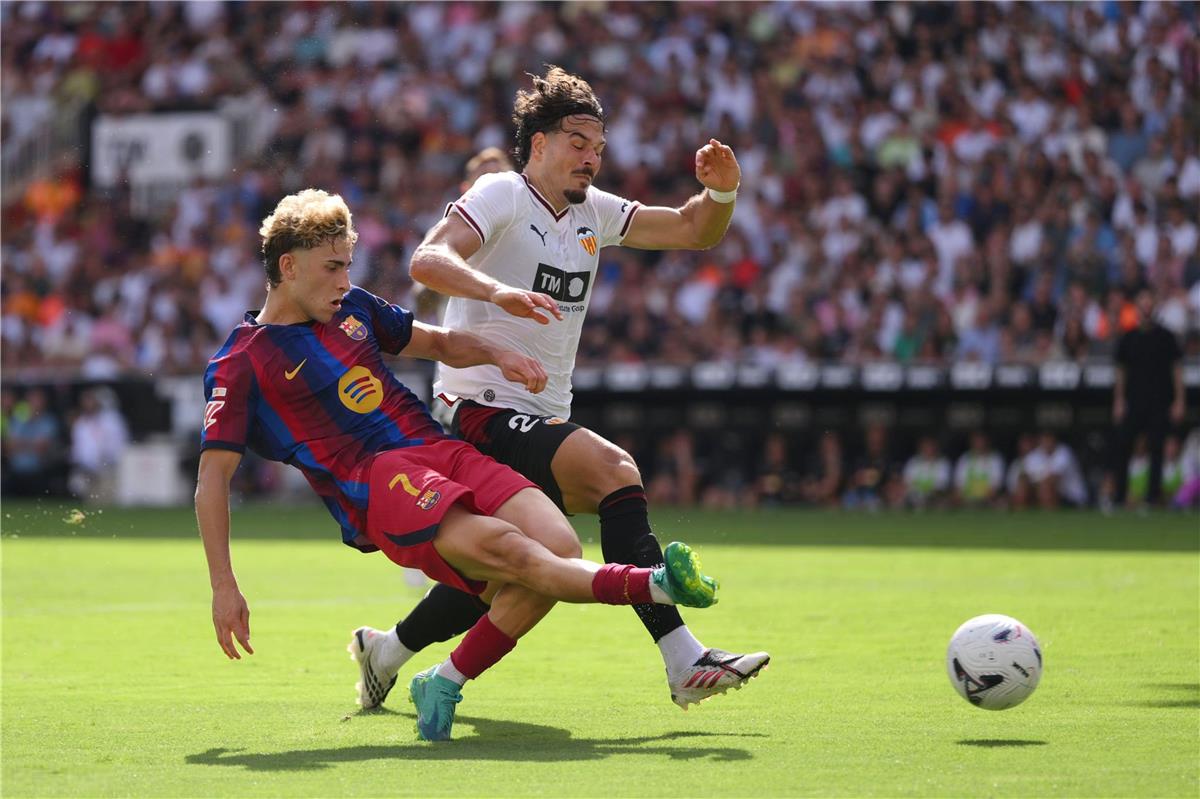نيران صديقة.. لاعب برشلونة يغادر مباراة فالنسيا مصابًا 