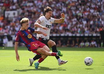 نيران صديقة لاعب برشلونة يغادر مباراة فالنسيا مصاب ا