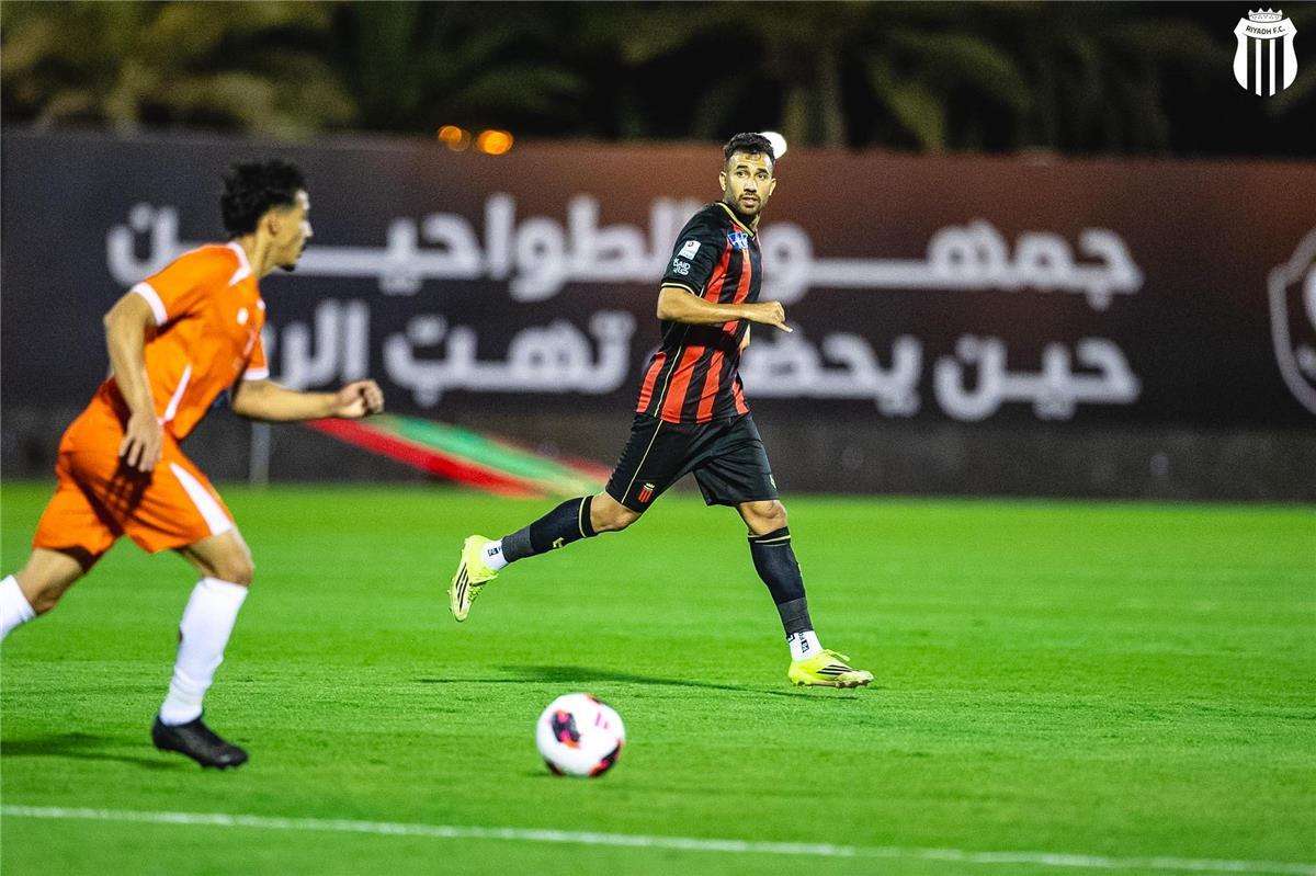 الرياض يتعادل مع الخليج في الدوري السعودي.. وتريزيجيه يغادر المباراة مصابًا 