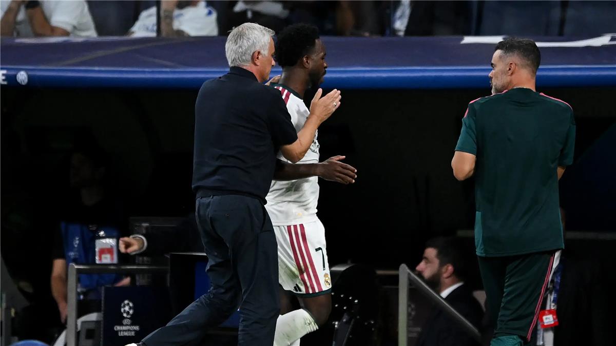 فيديو | تصرف مثير من مورينيو تجاه فينيسيوس جونيور خلال مباراة ريال مدريد وإنتر ميلان
