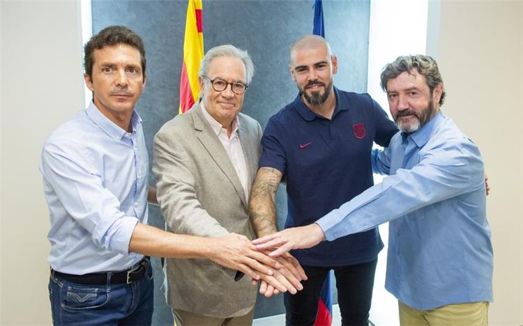 فيكتور فالديز مع مسئولي برشلونة لحظة تعيينه مدربا لشباب النادي