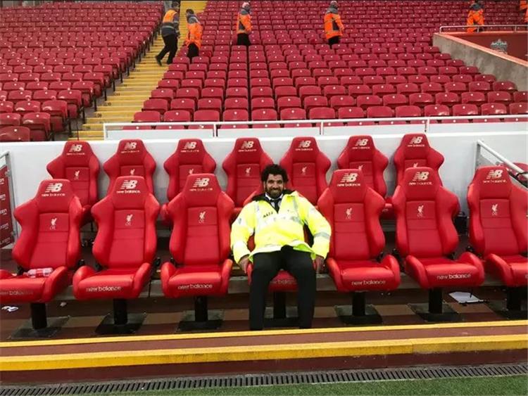 محمود أحمد أحد العاملين في نادي ليفربول