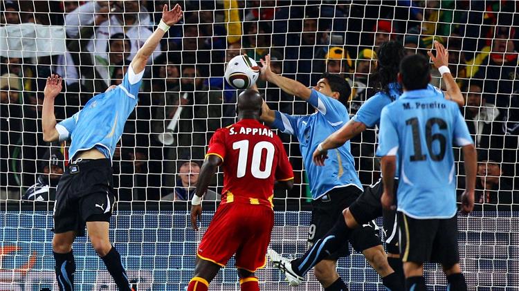 لويس سواريز مهاجم اوروجواي لحظة تصديه للكرة بيده في مباراة غانا في كأس العالم 2010