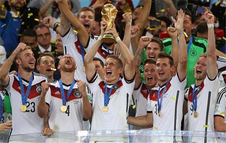 شفاينشتايجر يرفع كأس العالم