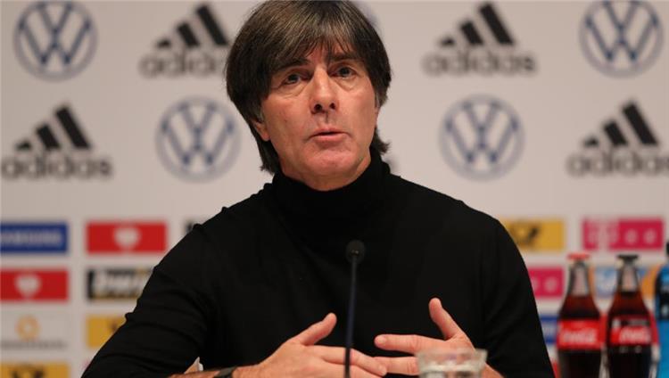 يواخيم مدرب ألمانيا أثناء مؤتمره الصحفي يوم أمس الثلاثاء لمباراة الأرجنتين