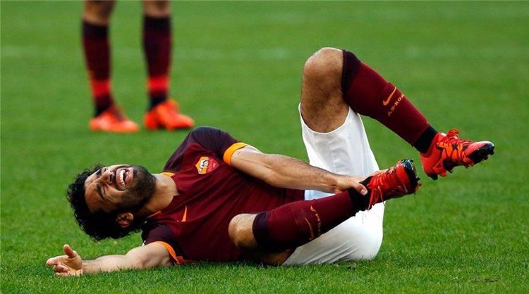 لحظة اصابة محمد صلاح في الكاحل بأحدى مباريات روما