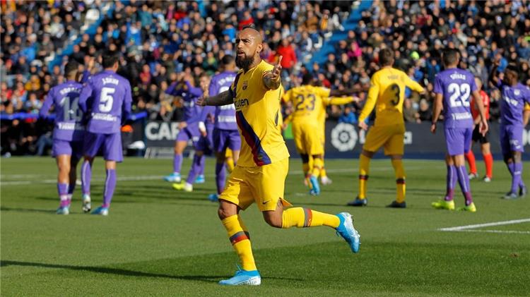 ارتورو فيدال لاعب برشلونة بعد تسجليه امام ليجانيس في الدوري الاسباني