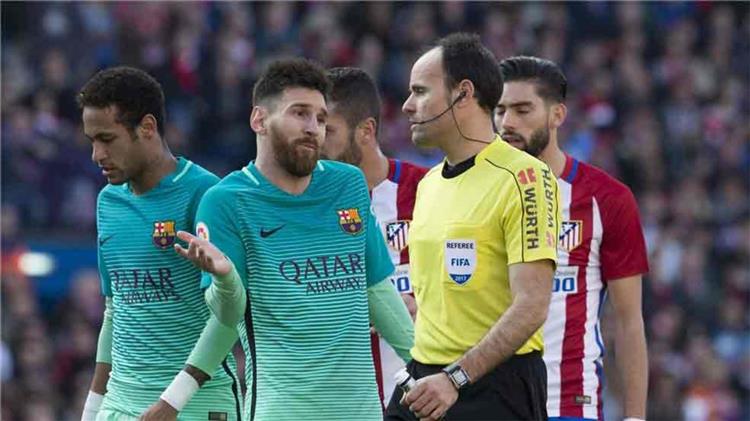 ليونيل ميسي مهاجم برشلونة يعترض على قرار ماتيو لاهوز