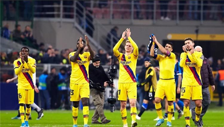 دي يونج ولاعبي برشلونة يحيون الجماهير بعد الفوز على إنتر ميلان