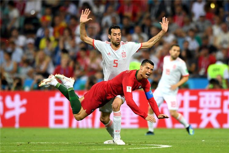 كريستيانو رونالدو وبوسكيتس في مباراة إسبانيا والبرتغال في كأس العالم 2018