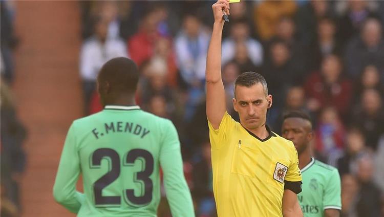 فيرلاند ميندي مدافع ريال مدريد يحصل على البطاقة الحمراء في مباراة اسبانيول
