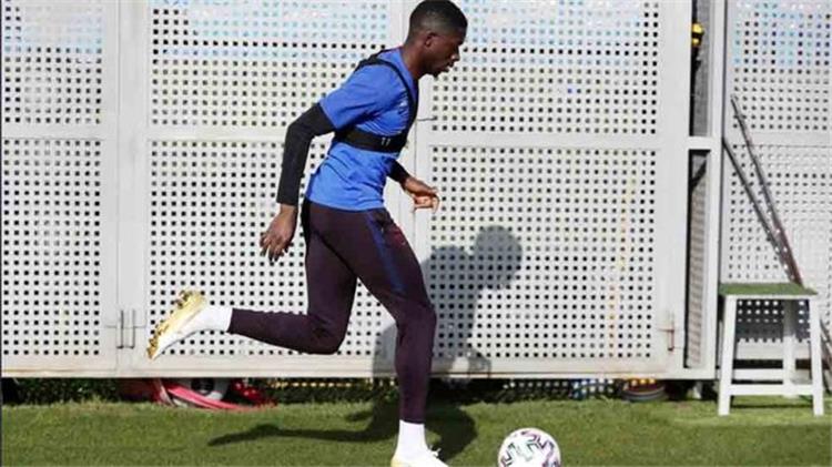 عثمان ديمبلي يلامس الكرة في تدريبات برشلونة