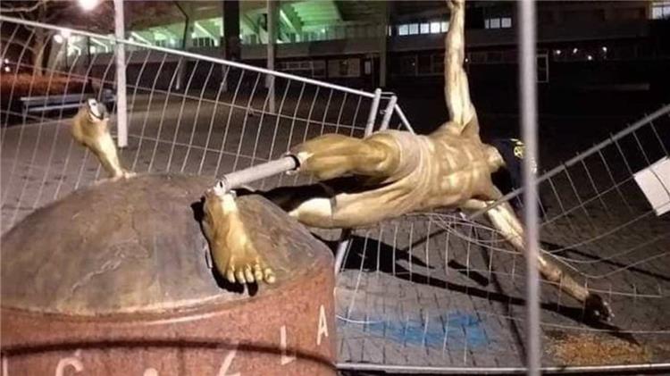 جماهير مالمو تحطم تمثال زلاتان ابراهيموفيتش
