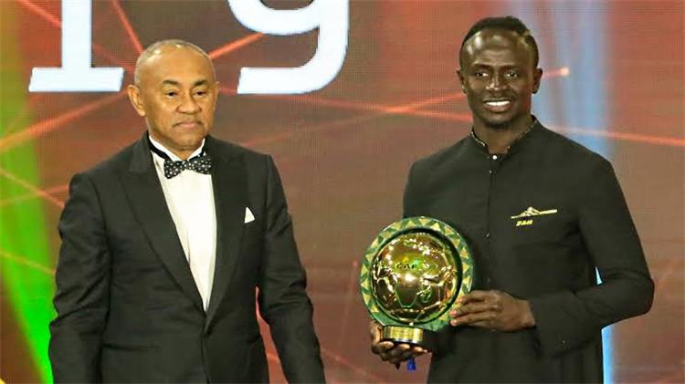 احمد احمد رئيس الكاف يسلم ساديو ماني جائزة افضل لاعب في افريقيا 2019