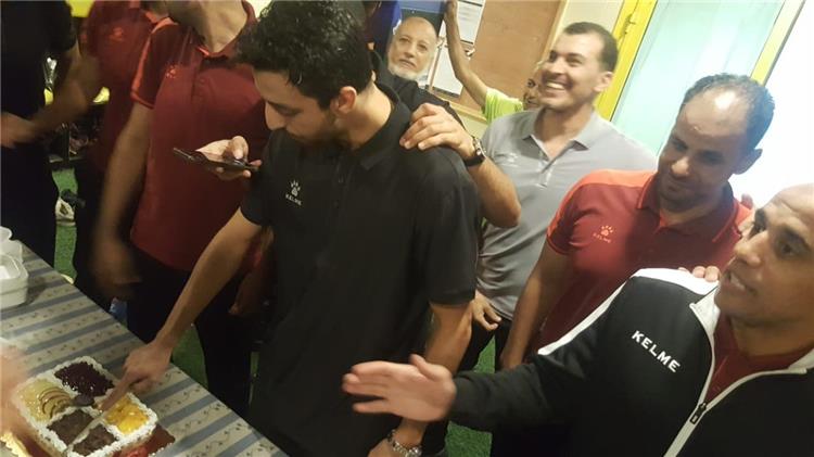 طاهر محمد طاهر مع لاعبي وجهاز المقاولون
