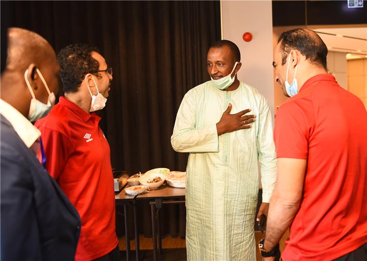 رئيس نادي سونديب يزور بعثة الأهلي في النيجر