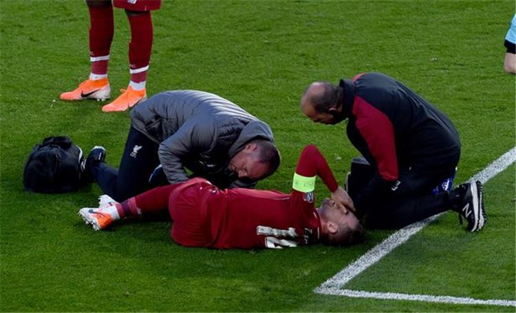 لحظة إصابة هندرسون في مباراة برشلونة وليفربول