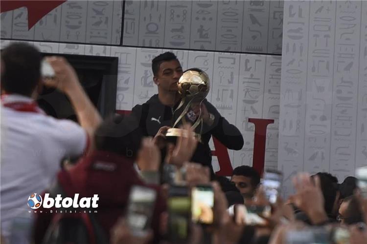 مصطفى محمد يرفع كأس السوبر وسط جماهير الزمالك في مطار القاهرة