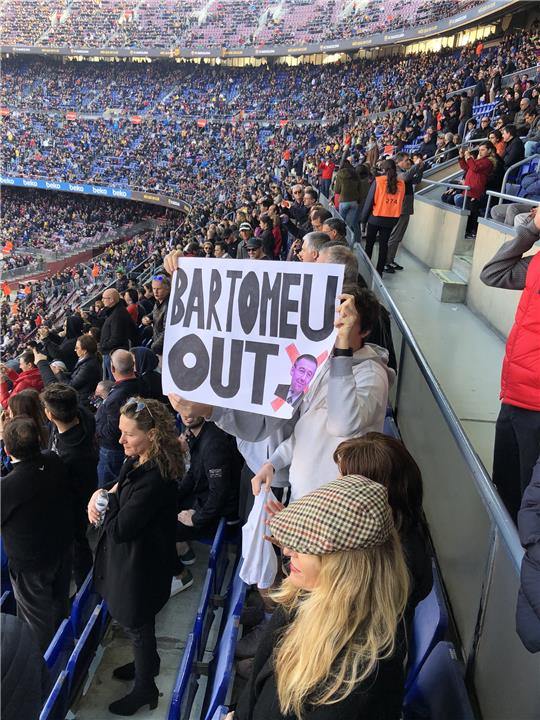 جماهير برشلونة تطالب برحيل بارتوميو
