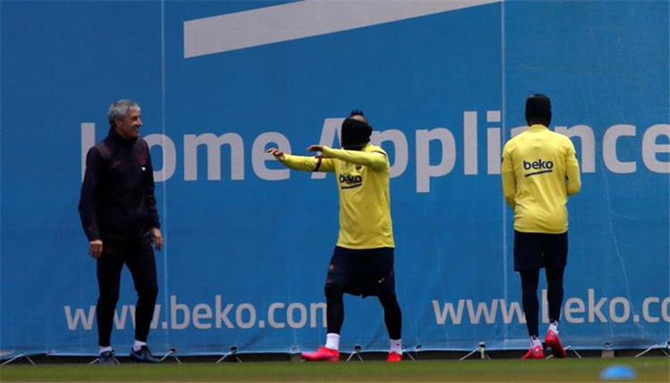 لاعبي برشلونة اثناء التدريب