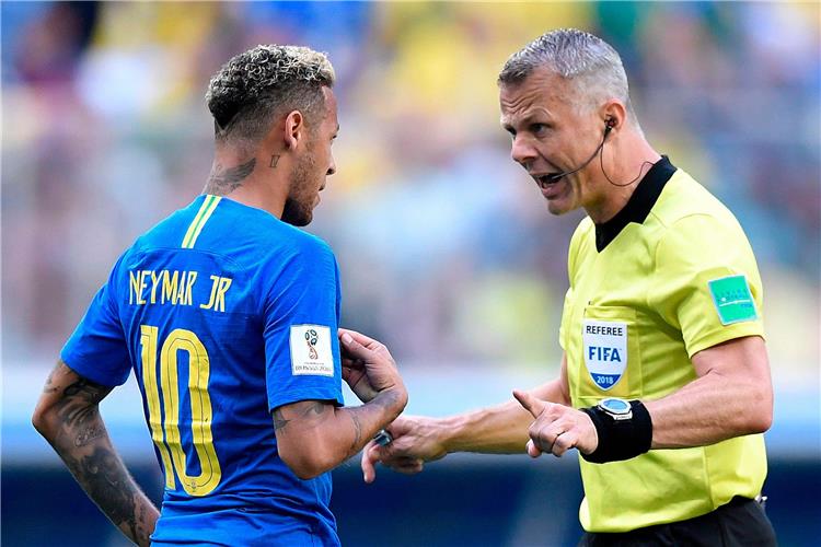 بيورن كيوبرس حكم مباراة البرازيل وكوستاريكا في مونديال روسيا يحذر نيمار