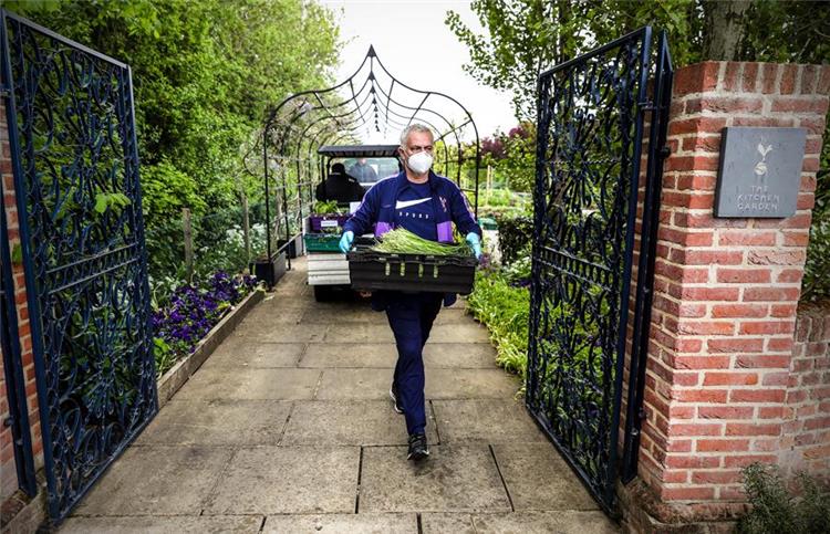 مورينيو يساعد توتنهام في أزمة كورونا